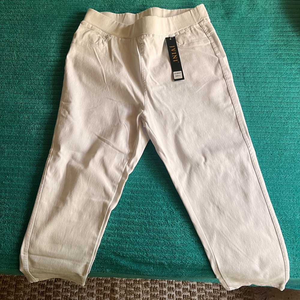 Brand new never worn white crop jeggings. Super comfy.